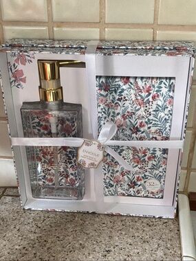 Envogue Floral Liquid Hand Soap Guest Towels Set